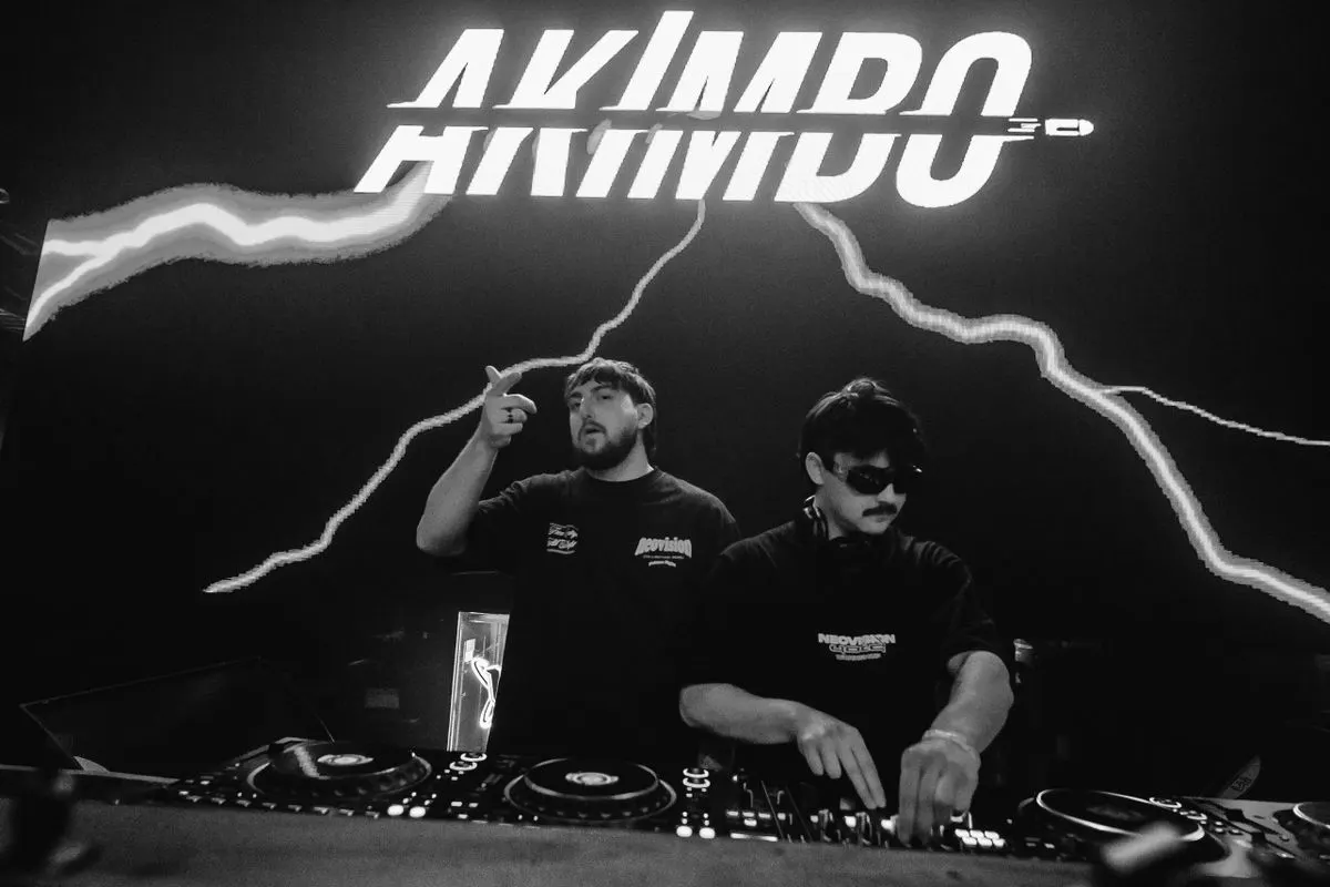AKIMBO
